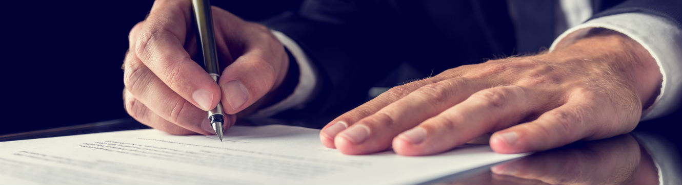 Un homme signe un contrat