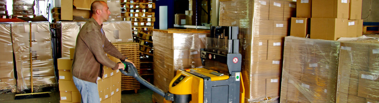Un manutentionnaire charge et décharge de la marchandise