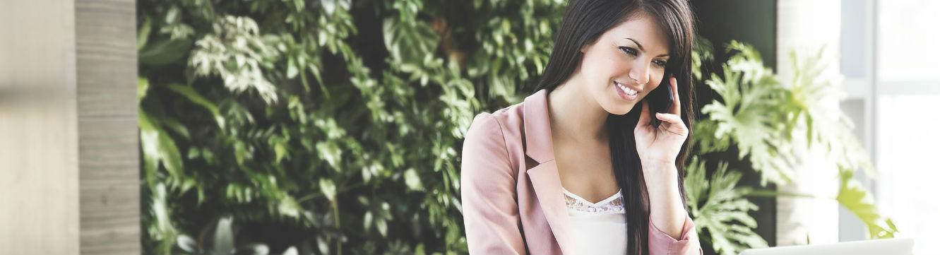 Femme qui appelle avec son téléphone portable