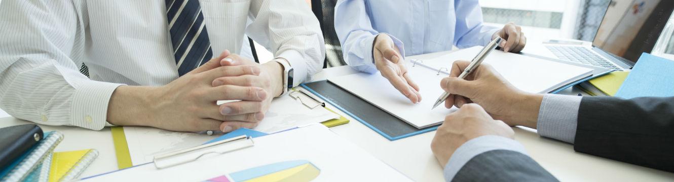 Trois professionnels échangent sur un projet