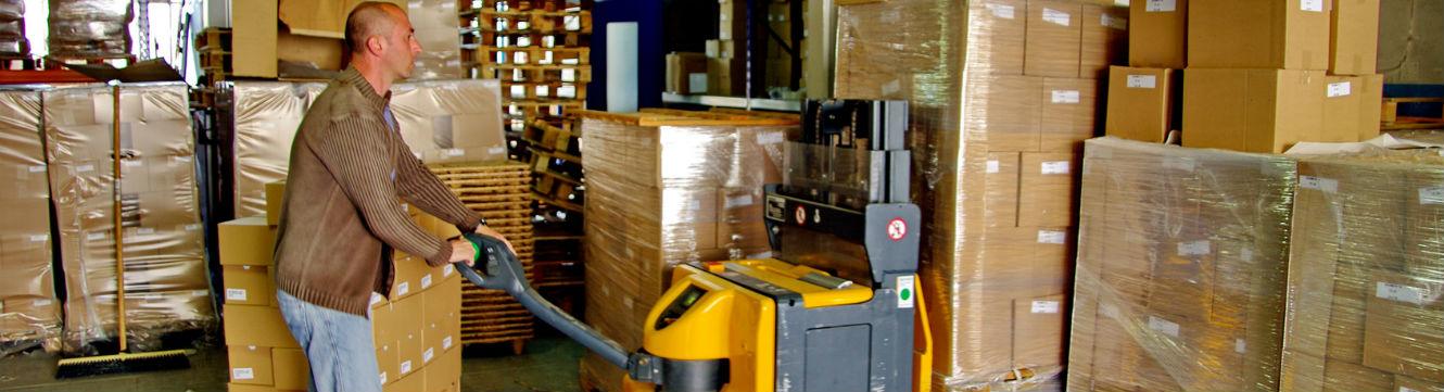 Un manutentionnaire charge et décharge de la marchandise