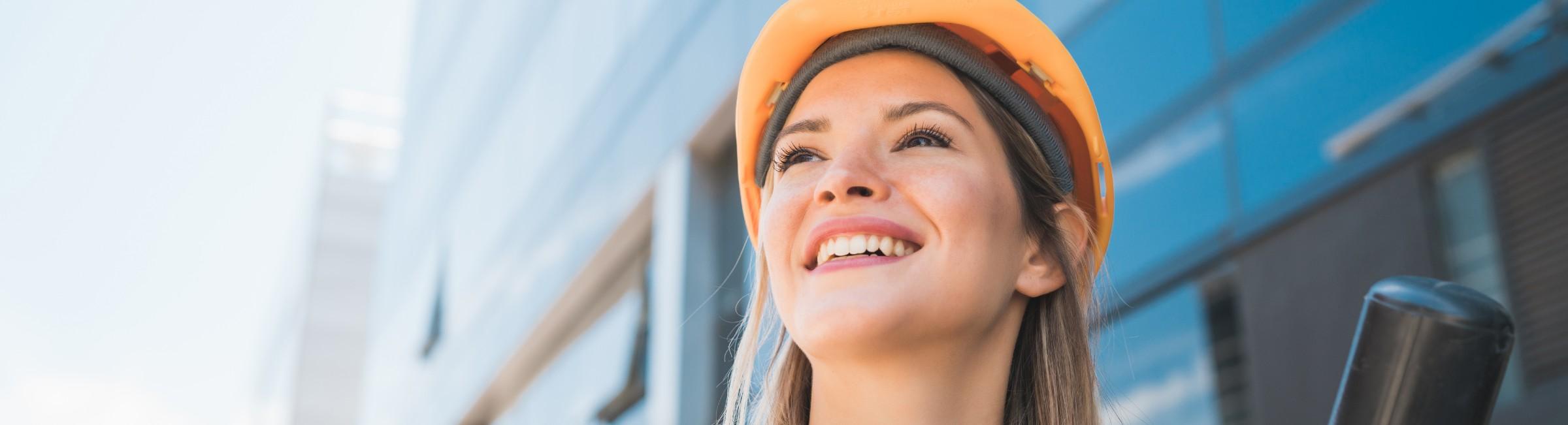 Conductrice de travaux avec un casque orange